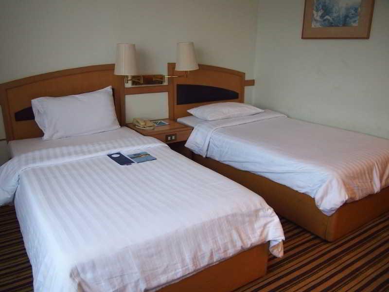Chon Inter Hotel Чонбури Экстерьер фото