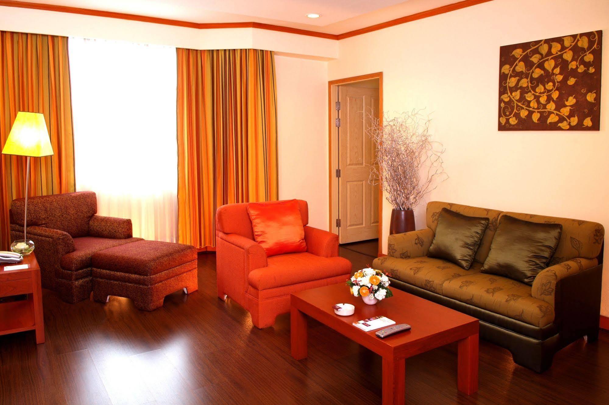 Chon Inter Hotel Чонбури Экстерьер фото